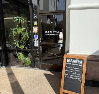Maméya storefront and entrance